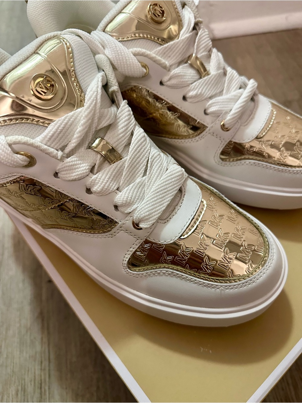 MK Women's White & Gold Logo-Accent Fashion Sneakers US 10